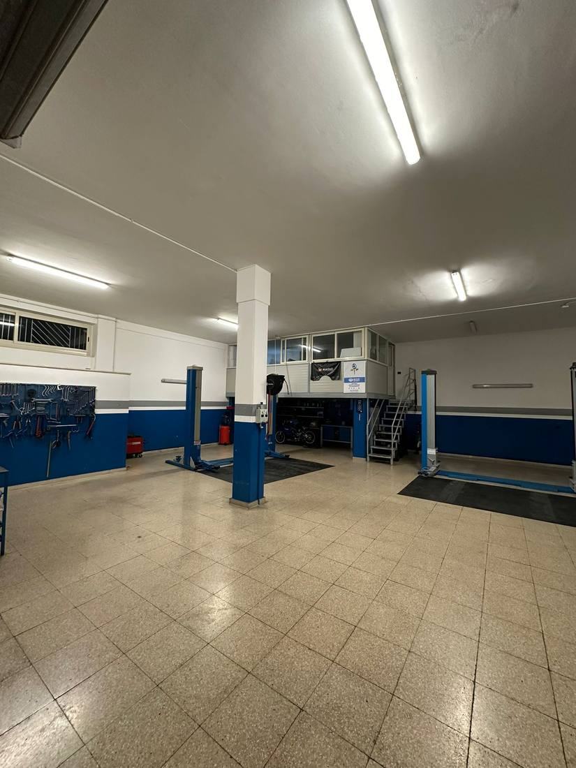 Interno dell'officina con ponti sollevatori