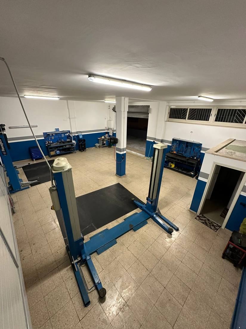Interno dell'officina con ponti sollevatori