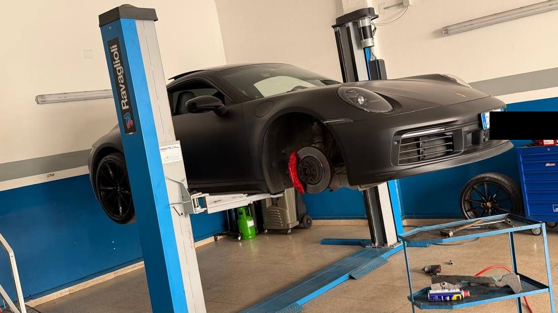 Porsche 911 sollevata su ponte per intervento