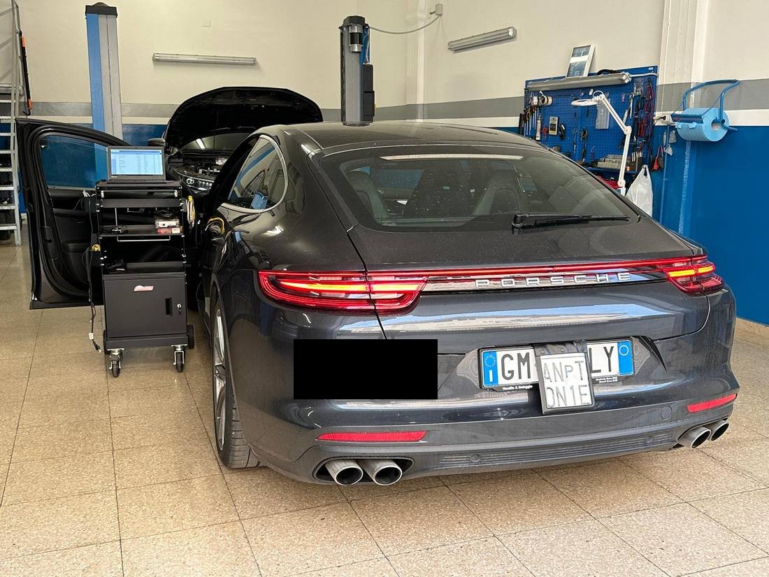 Porsche Panamera in officina durante la diagnosi