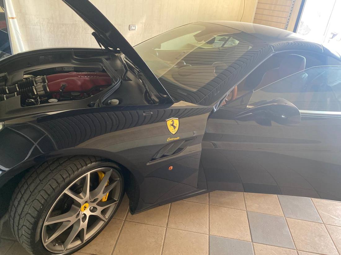 Ferrari in officina per manutenzione