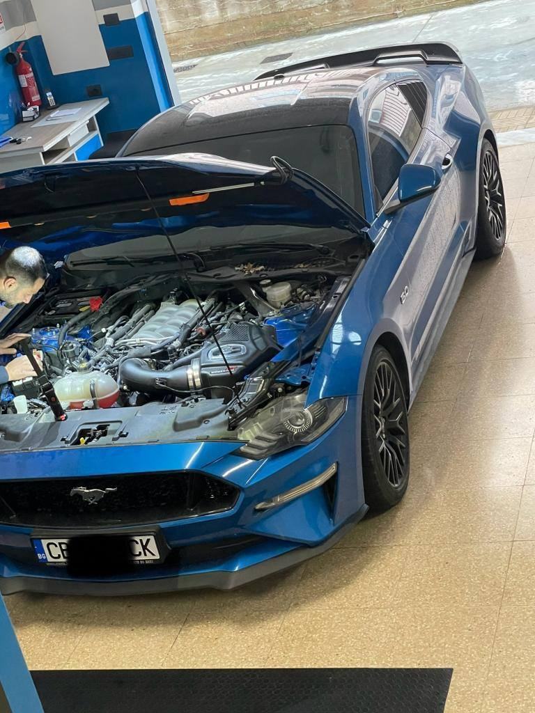 Intervento sul motore di una Ford Mustang GT