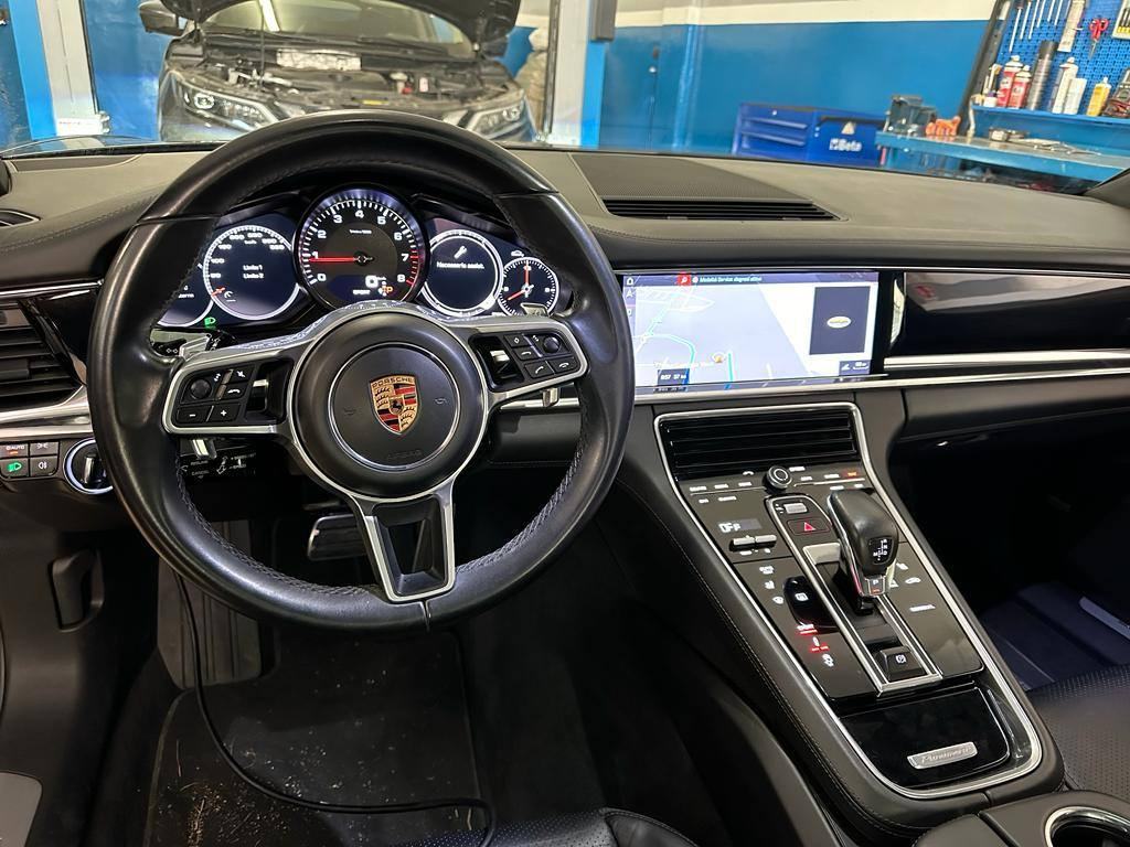 Interno Porsche Panamera in officina
