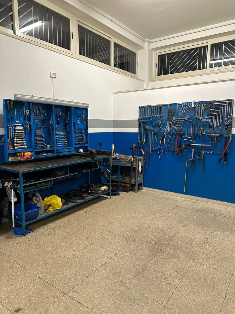 Banco attrezzi e postazione di lavoro in officina