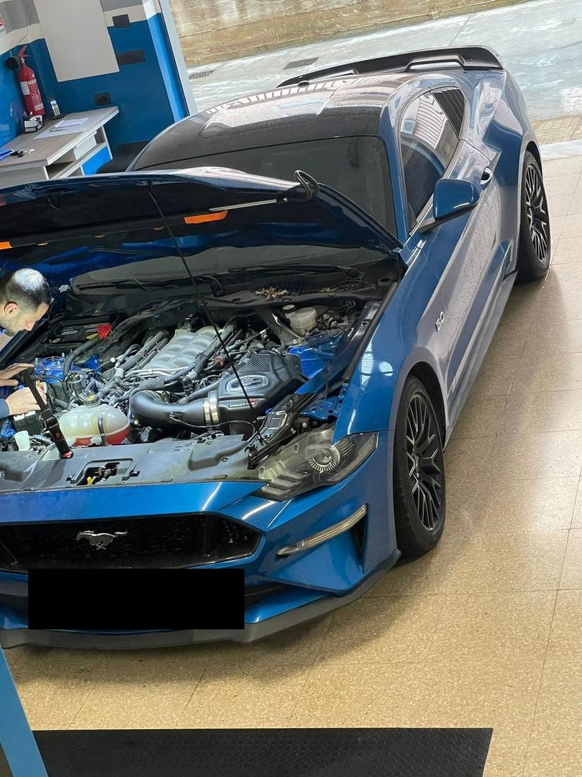 Vano motore di una Ford Mustang GT