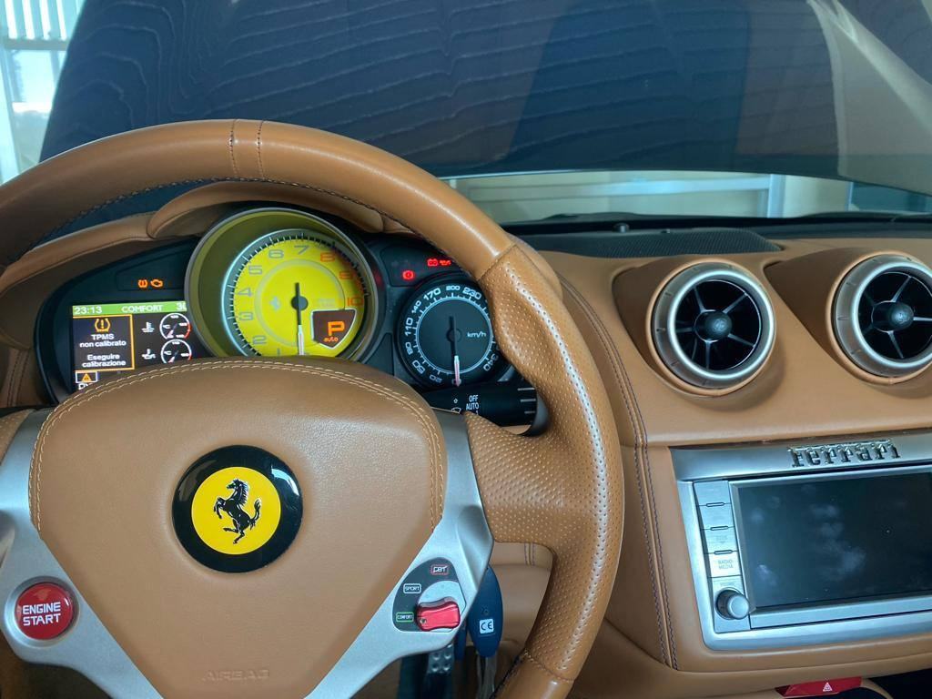 Diagnosi su Ferrari Testarossa in officina